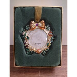 Costco Christmas Ornament Wreath Shape Metal Enamel Holds Photo with Box B10